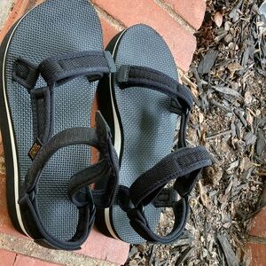 Teva Flatform sandal sz 8. Black.
